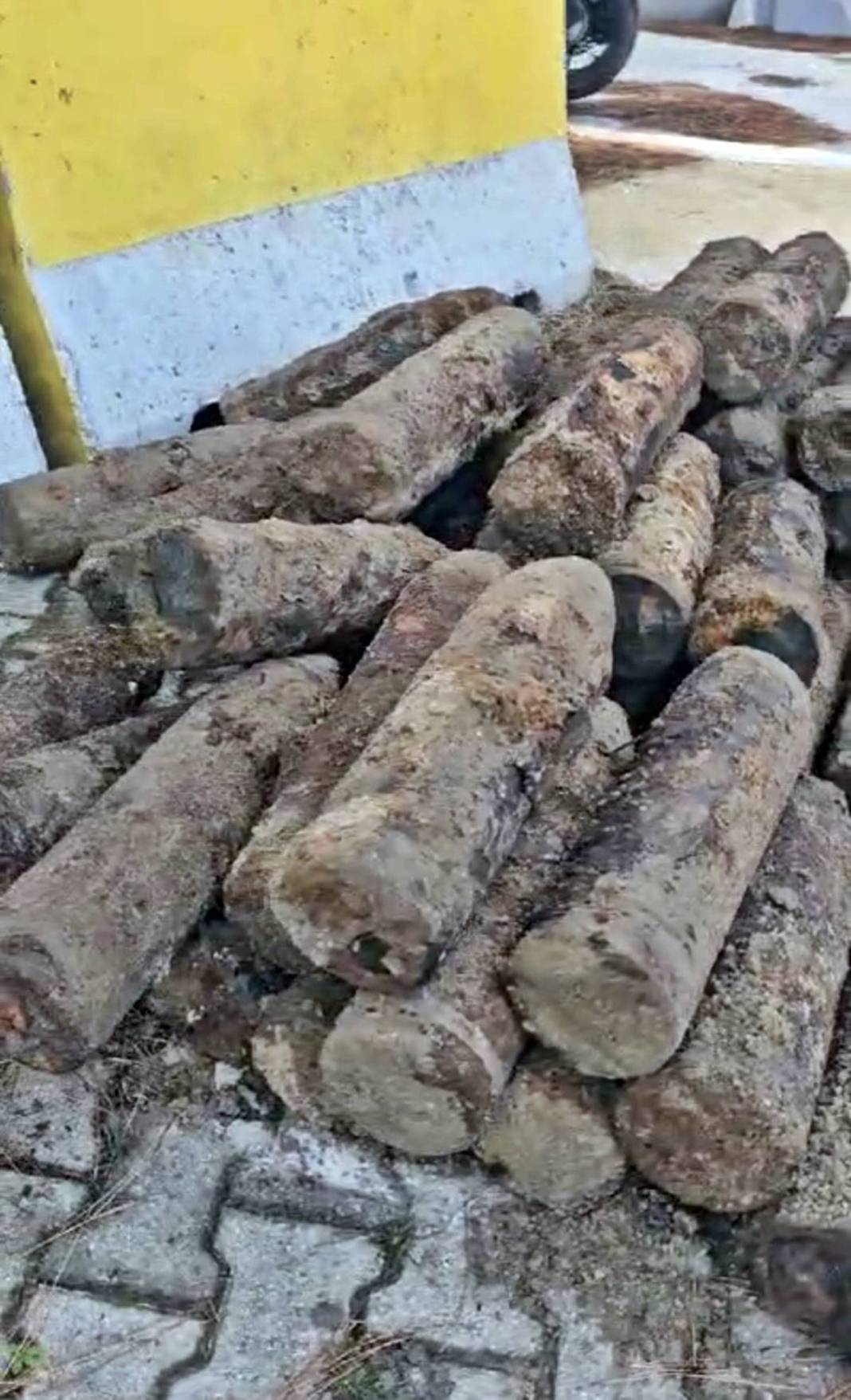 Yıllar önce gömülmüş top mermileri kazı sırasında bulundu! Paniğe neden oldu, sokağa giriş-çıkışlar kapatıldı 9